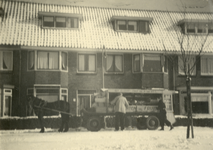 825439 Afbeelding van groenteboer Van Leeuwen met zijn groentekar op de Merwedekade te Utrecht.